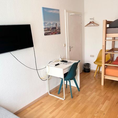Gemuetliche Privatzimmer Mit Geteiltem Bad, Kueche Und Garten Monaco di Baviera Esterno foto