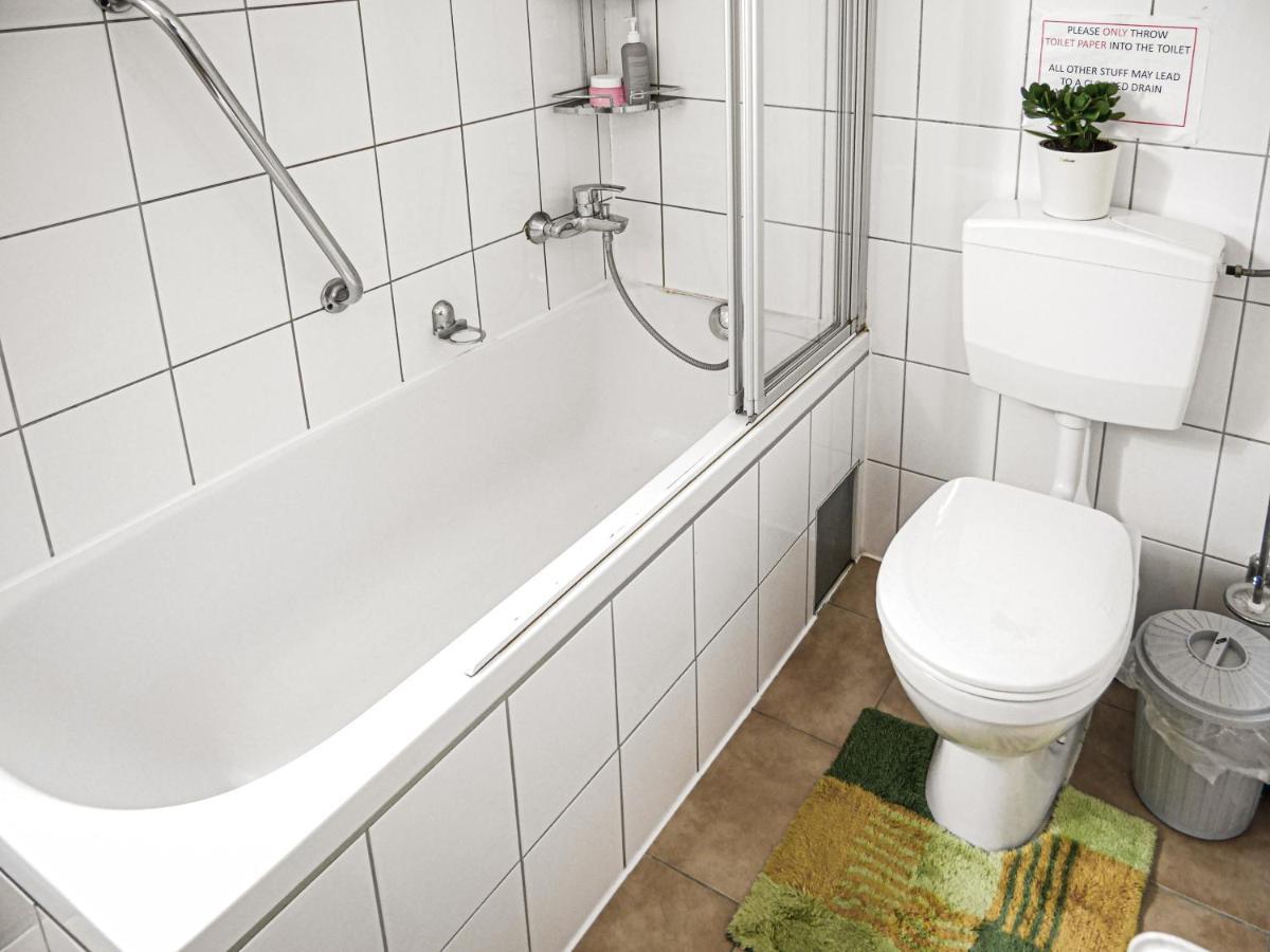 Gemuetliche Privatzimmer Mit Geteiltem Bad, Kueche Und Garten Monaco di Baviera Esterno foto