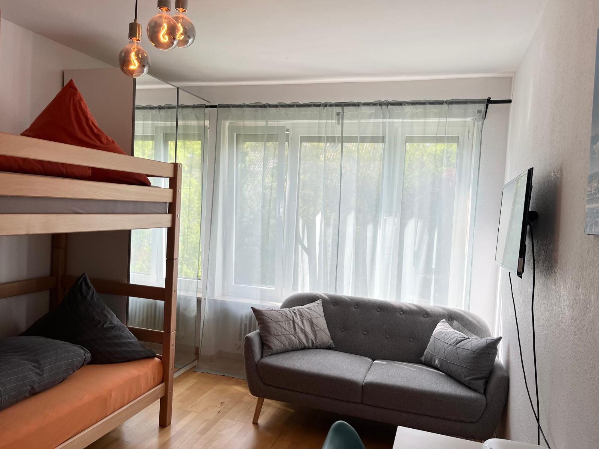 Gemuetliche Privatzimmer Mit Geteiltem Bad, Kueche Und Garten Monaco di Baviera Esterno foto